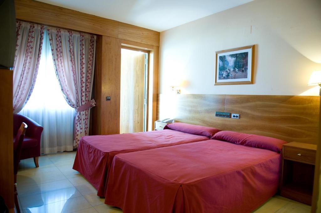 Hotel La Maruxina Ла-Аламеда-де-ла-Сагра Номер фото