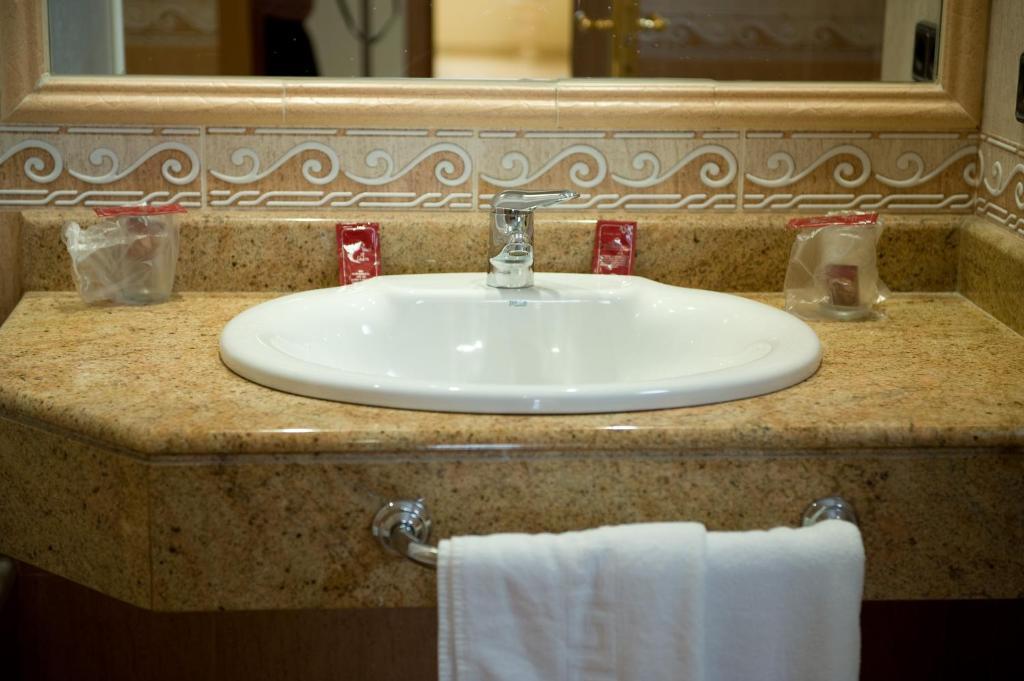Hotel La Maruxina Ла-Аламеда-де-ла-Сагра Номер фото